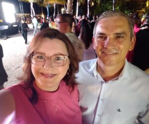 na foto adir e eleone estão em um evento da amway no x-caret méxico