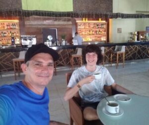 adir e seu filho gabriel curtindo os restaurantes do hotel iberostar na bahia.