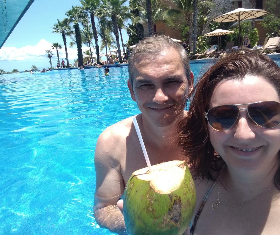 Eleone e adir pettenon estão segurando um coco no hotel x-caret méxico
