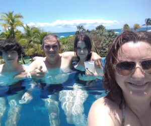 nessa foto a familia toda está em um viagem conquistada pela amway negócios.