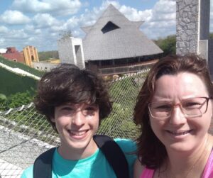Eleoneo e seu filho em um dos parques do complexo x-caret no méxico