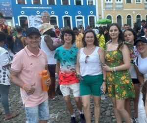 uma foto de adir e eleone com a família no pelourinho da bahia