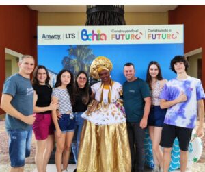 um foto na bahia com toda famila de eleone e adir e amigos do negócio amway
