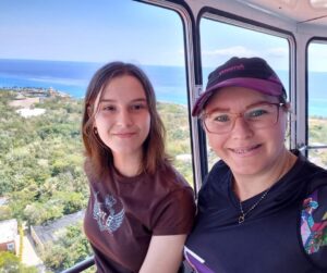 na foto a Eleone está feliz com sua filha em um mirante no complexo do x-caret.
