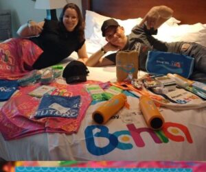 nessa foto eleone e adir estão felizes mais uma vez com o mimo que a amway mais uma vez deu de presente ao chegar no quarto do hotle na bahia