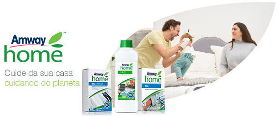 um família feliz e protegida por usar produtos seguros da Amway Home.