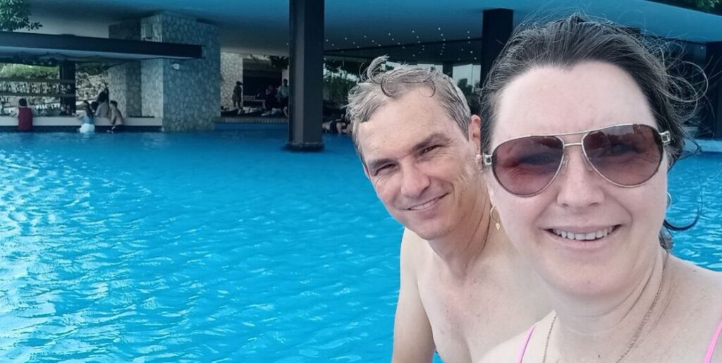 Uma foto do Adir e Eloene no hotel X-Caret Arte viagem grátis pela amway