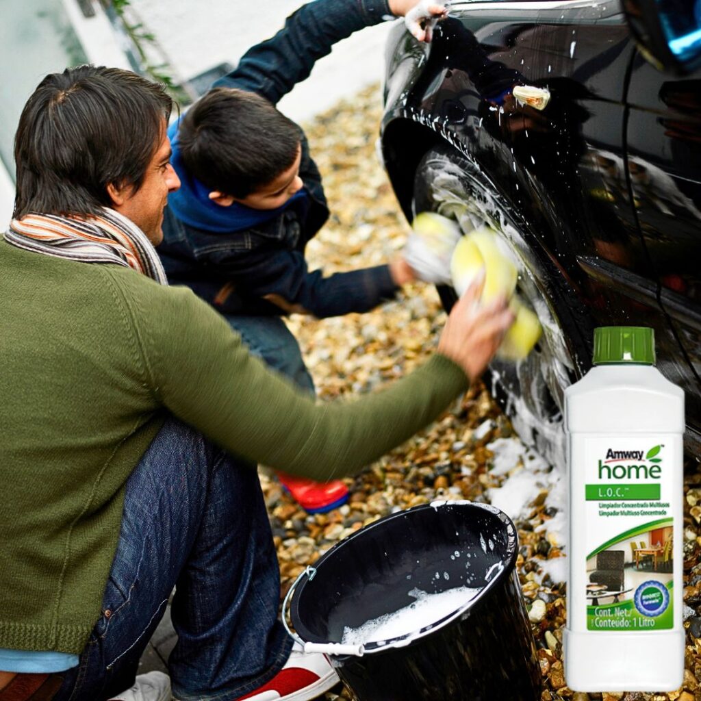 o pai e o filho lavando o carro com o loc multiuso orgânico