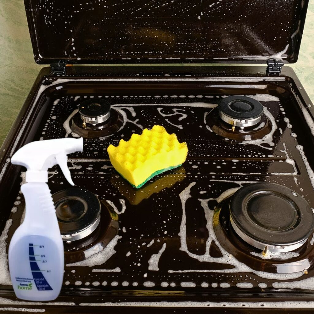 mostra a eficiência do Limpador Multiuso Concentrado LOC da Amway Home para limpar fogãos
