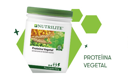 Pessoa preparando um shake com Proteína Vegetal Nutrilite, demonstrando sua versatilidade em receitas.